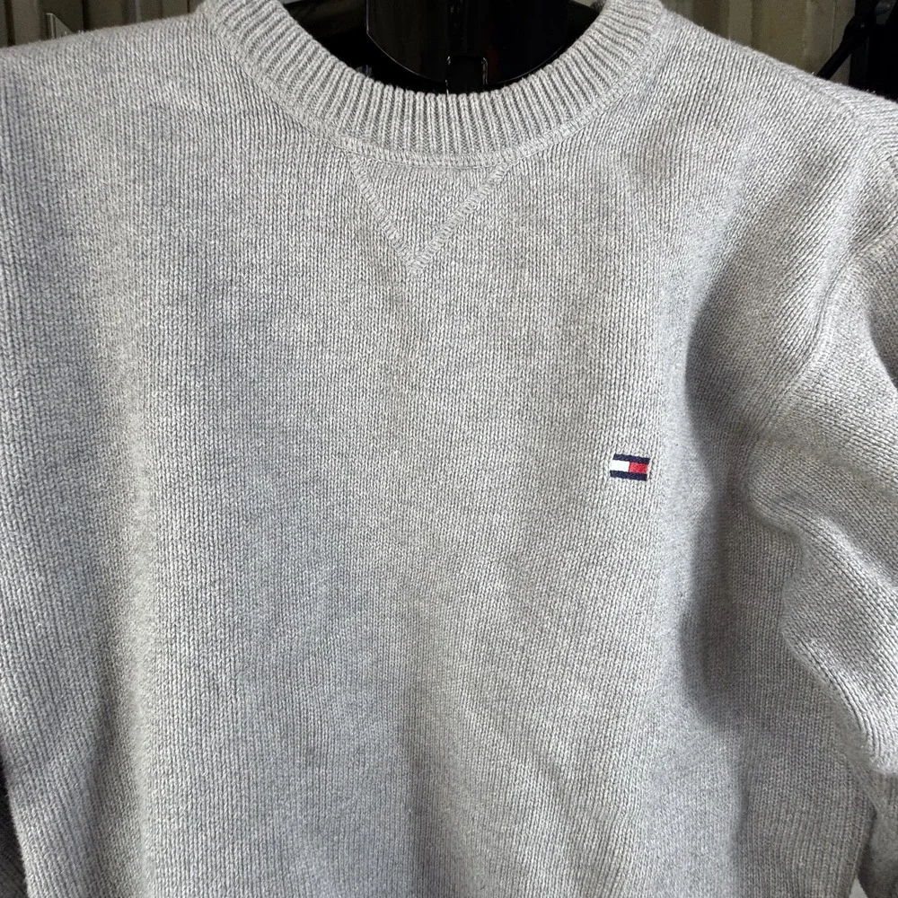 Tommy Hilfiger Sweater Men's Large Gray Tight Knit Embroidered Logo Ribbed Hem